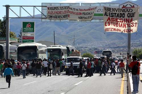 Estudiantes normalistas de Ayotzinapa en protesta por el asesinato de sus compañeros / Foto: Lenin Ocampo, La Jornada