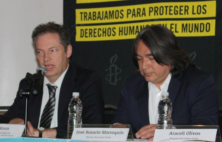 Rupert Knox de Amnistía Internacional y José Rosario Marroquín, director del Centro Prodh