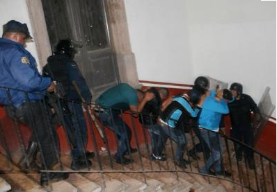 Policía Federal desaloja con violencia normales rurales en Michoacán, hay 176 detenidos