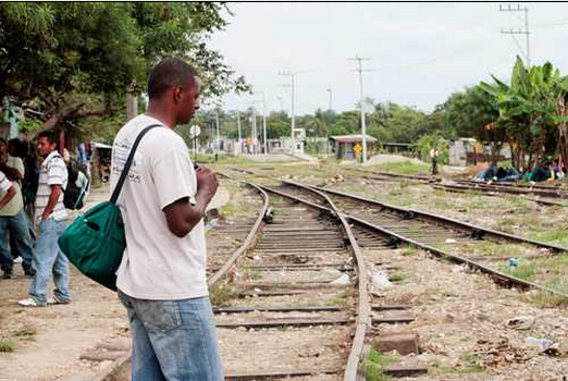 Migrantes esperan el tren en Tenosique para llegar a Estados Unidos