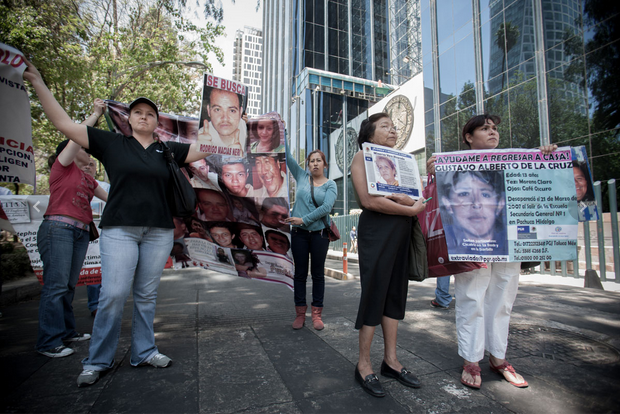 Madres de mujeres desaparecidas protestan en la PGR