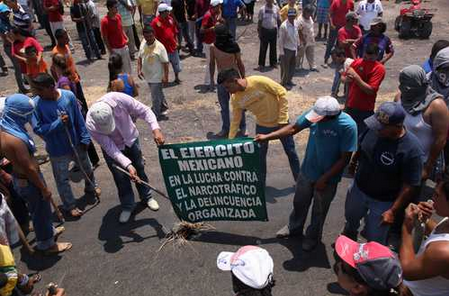 En Michoacán protestan contra la presencia militar
