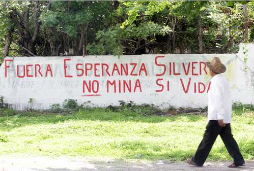 En bardas de sus comunidades opositores a la minera señalan a la empresa como enemiga de la vida /Foto: Roberto García Ortiz