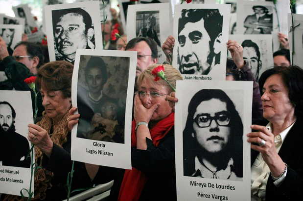 Bachelet con una foto de su madre. Conmemoran 40 años del golpe militar en Chile/Foto: Proceso