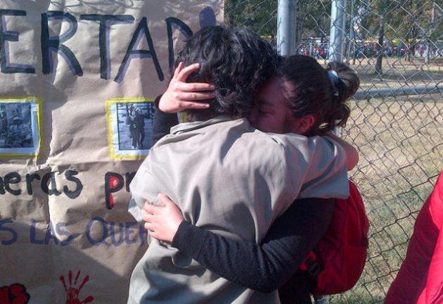 Foto: Francisco Sandoval/Un joven detenido en la protesta del 1 de diciembre del 2012, al momento de su liberación.