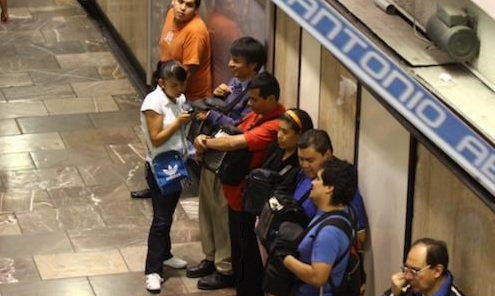 Las y los vagoneros en el metro | imagen retomada de Internet