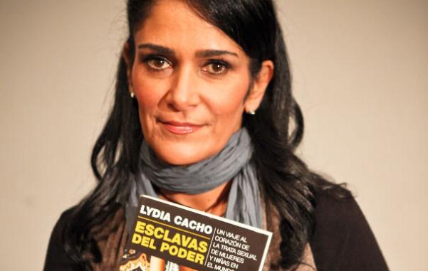 Lydia Cacho mostrando su publicación "esclavas del poder" | Foto: El Universal