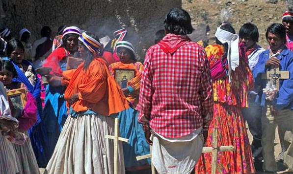 Indígenas rarámuris de la Sierra Tarahumara | Imagen retomada de La primera plana