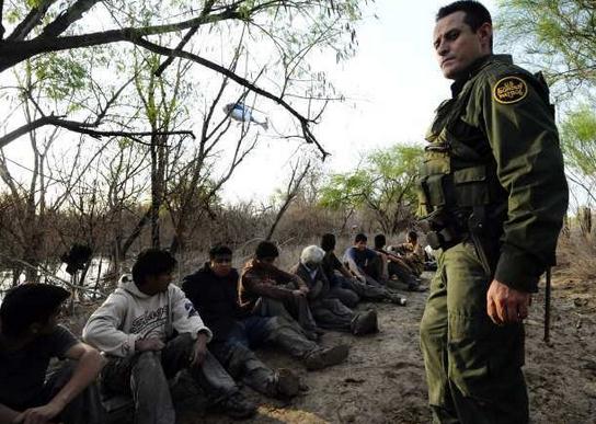 Migrantes detenidos por la patrulla fronteriza | Imagen retomada de Internet