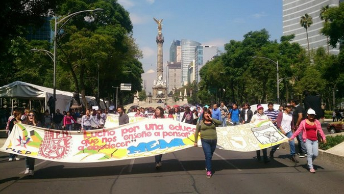 Movilización de aspirantes no aceptados sobre Paseo de la Reforma | Foto: Pablo Ramos