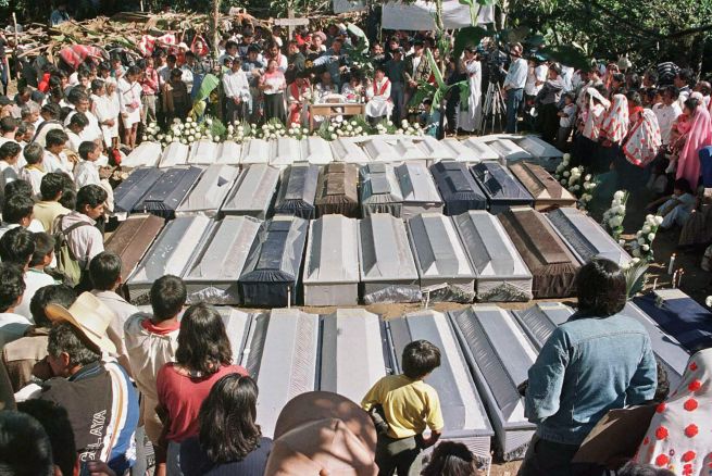 Imagen de los funerales de las víctimas de la masacre de Acteal en México, en 1997 | Foto retomada de Univisión