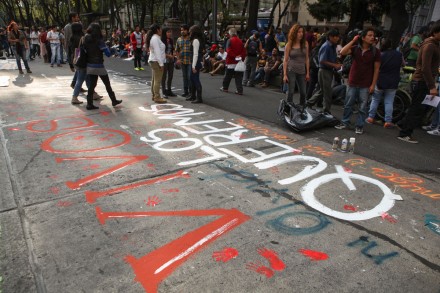 Estudiantes exigen la aparición de normalistas de Ayotzinapa en la PGR | Foto: Octavio Gómez