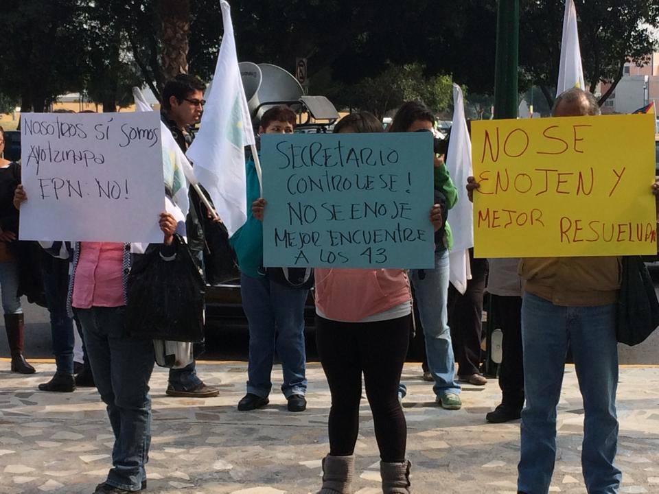 Manifestación frente a la Secretaría de Marina para repudiar las declaraciones de su titular sobre Ayotzinapa, quien acusó que los padres de los desaparecidos son manipulados | Foto: Desinformémonos