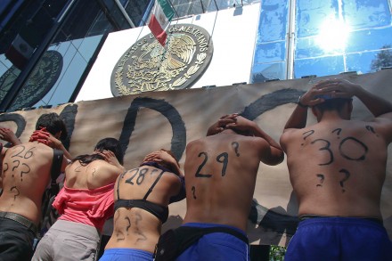 Clausuran simbólicamente la sede de la PGR por caso Ayotzinapa | Foto: Hugo Cruz