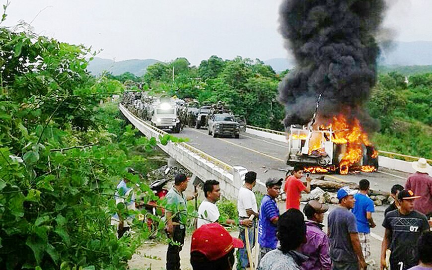 Elementos del Ejército detrás del incendio de un vehículo - La Jornada Michoacán