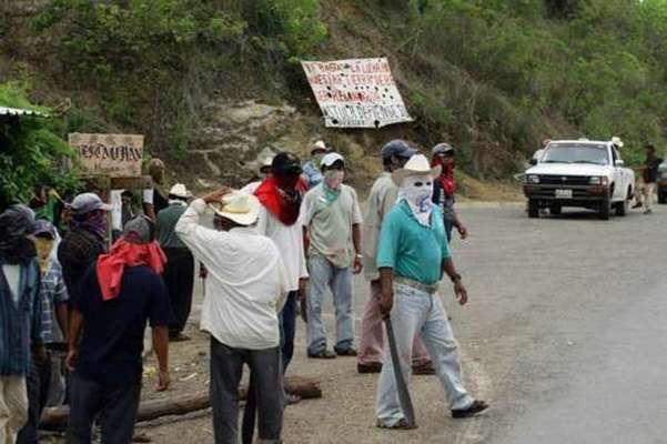 Comuneros de Ostula denuncian hostigamiento por grupos partidistas