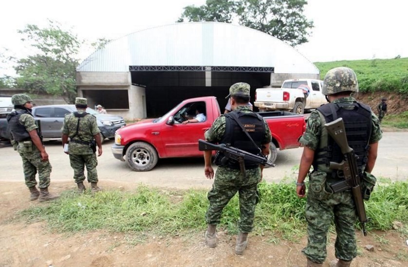Militares fuera de la bodega de Tlatlaya - SDP Noticias