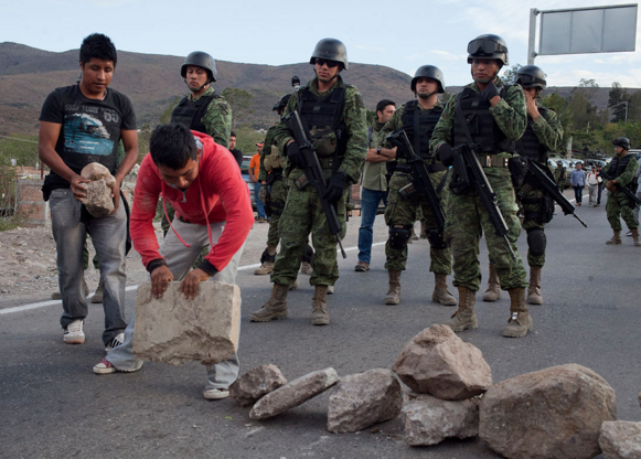 Pobladores retienen a militares en Petaquillas - Miguel Dimayuga