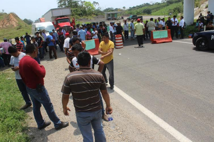 Toman autopista Raudales-Las Choapas por indiferencia de autoridades para buscar cuerpos de desaparecidos