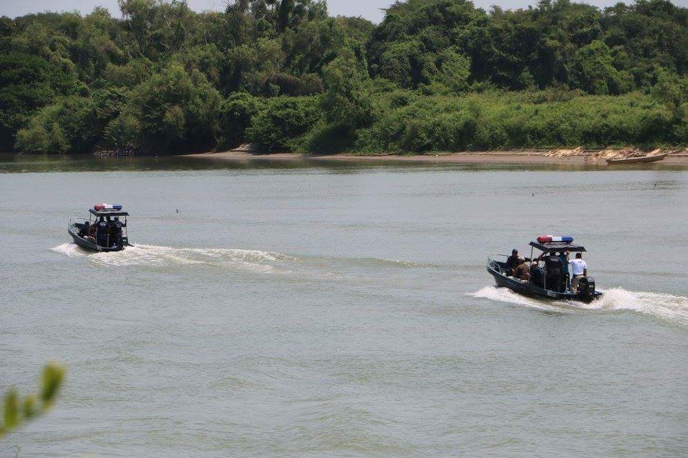 Agentes de seguridad patrullan ríos en la frontera sur del país para detener a migrantes