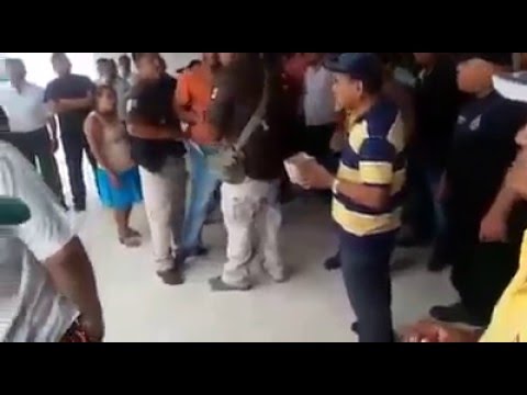 Video: Ciudadanos se indignan por la detención de un migrante en Tabasco