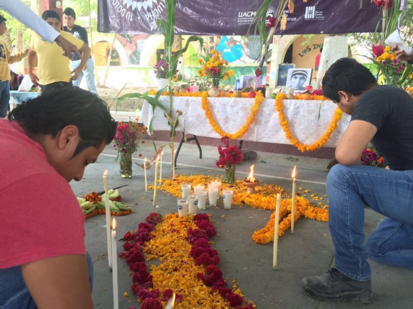 Normalistas de Ayotzinapa conmemoran a sus compañeros en Día de Muertos