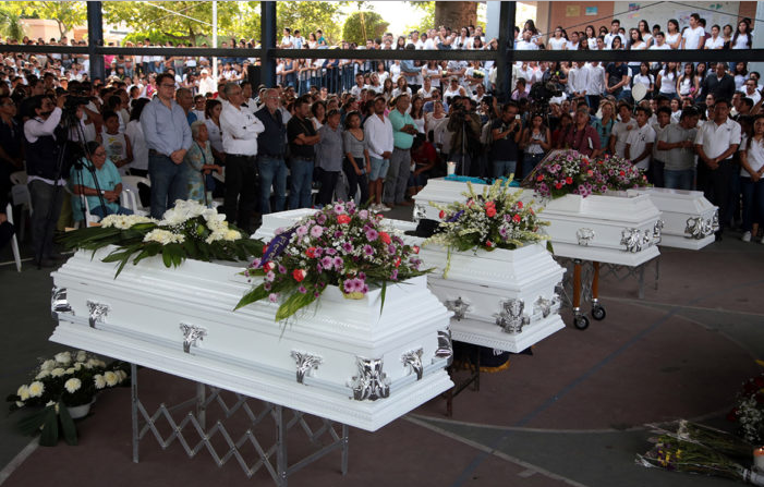 Cientos exigen justicia por asesinato de estudiantes de Morelos