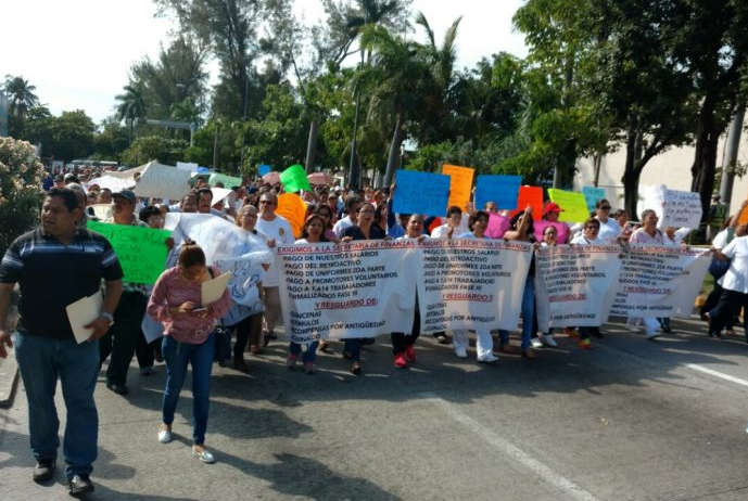 Protesta de trabajadores de la salud en Veracruz por falta de pagos