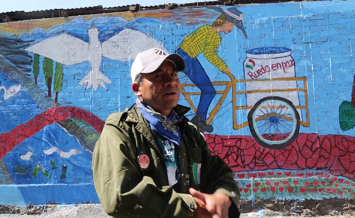 «Un niño que toma un pincel difícilmente tomará las armas «: David Flores, muralista