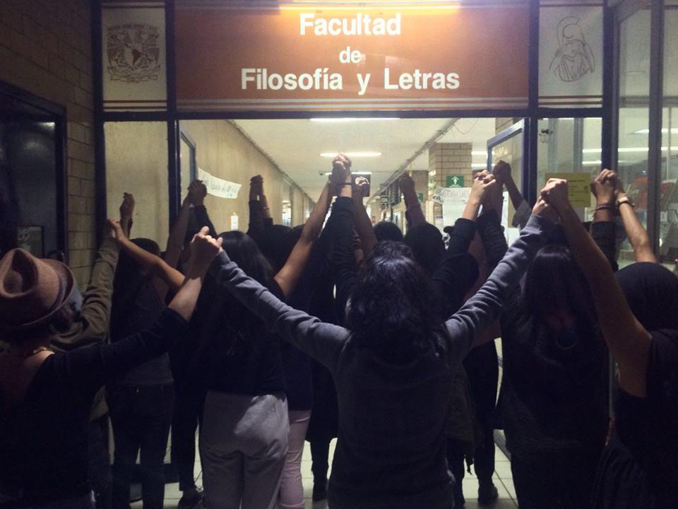 IMAGEN DEL DÍA | Contra acoso, hacen paro feminista en Filosofía y Letras de la UNAM