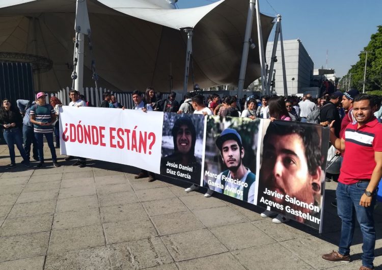 IMAGEN DEL DÍA | “¿Dónde están nuestros estudiantes?”, cuestionan universitarios a Aristóteles en Jalisco