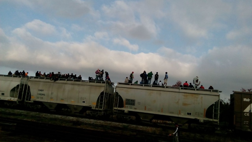 IMAGEN DEL DÍA | Miembros de Viacrucis del Migrante van a Veracruz en ‘La Bestia’