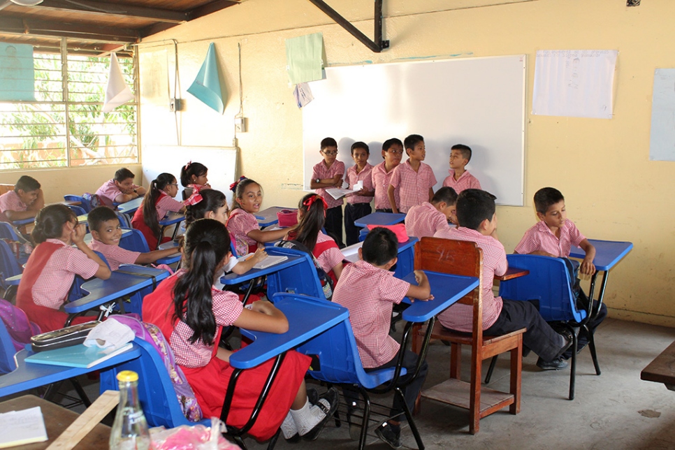 IMAGEN DEL DÍA | Dona ACNUR mobiliarios a escuelas chiapanecas solidarias con los refugiados