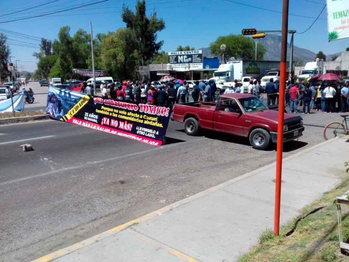 IMAGEN DEL DÍA | Bloquean hñähñú carretera en rechazo a relleno sanitario