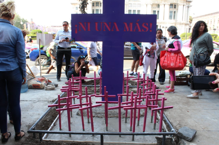 IMAGEN DEL DÍA | Con cruces rosadas concluye instalación de Antimonumenta en CDMX