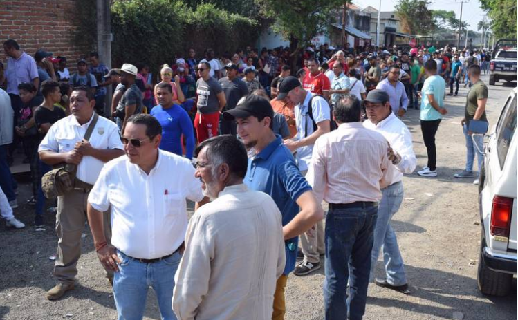 IMAGEN DEL DÍA | Largas filas al reinicio de actividades del INM en Tapachula