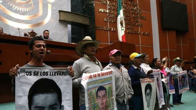 IMAGEN DEL DÍA | Por presión de familias, Congreso de Guerrero crea comisión del caso Ayotzinapa