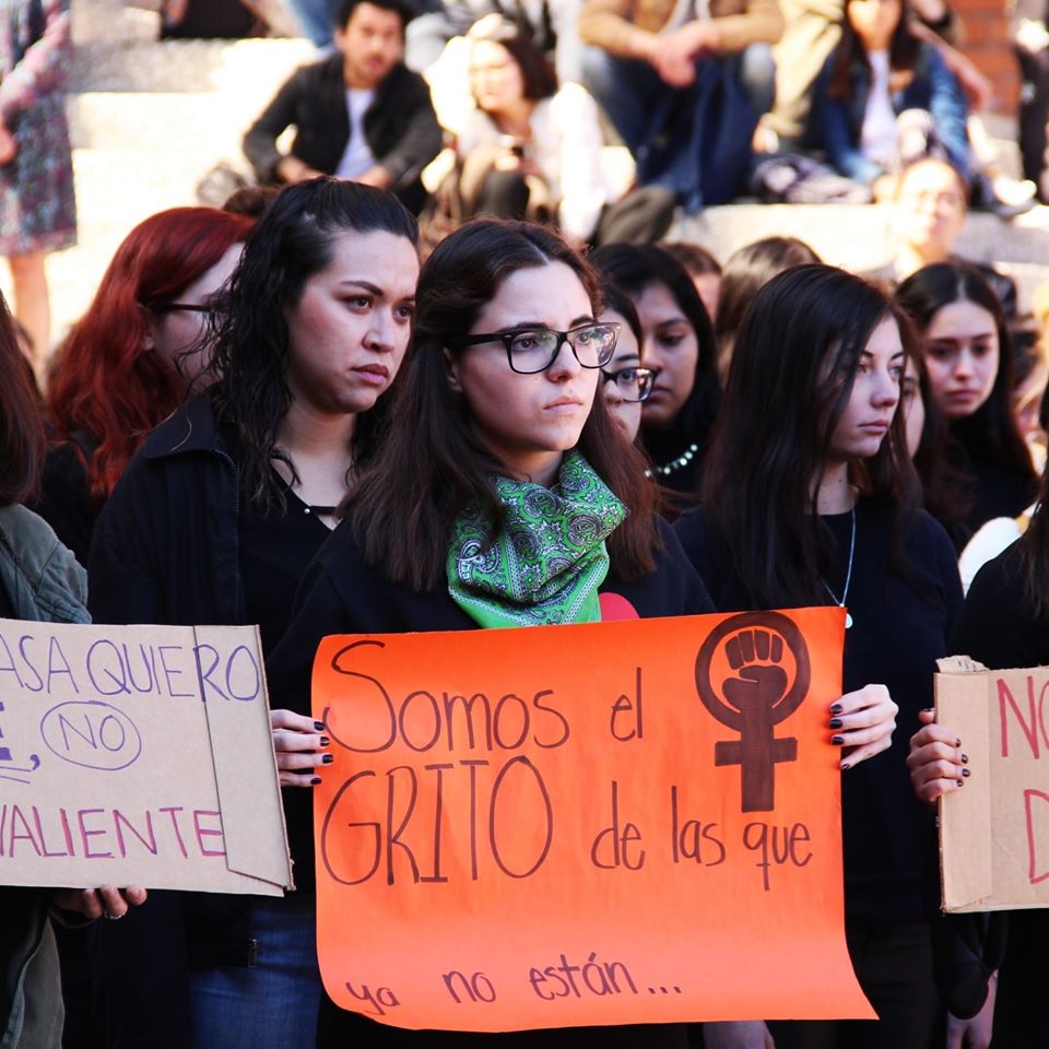 IMAGEN DEL DÍA | Puño en alto: universitarias se manifiestan contra feminicidios