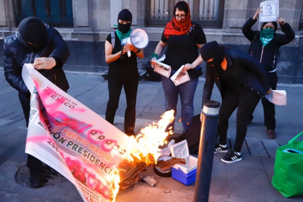 IMAGEN DEL DÍA | Protestan por el caso de Ingrid y queman «cachito» del avión presidencial