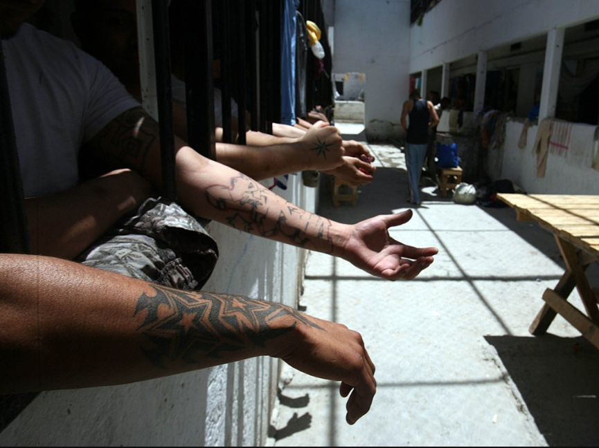 BAJO LA LUPA | Día 22: cárceles y la enferma no distancia, por Carlos Puig