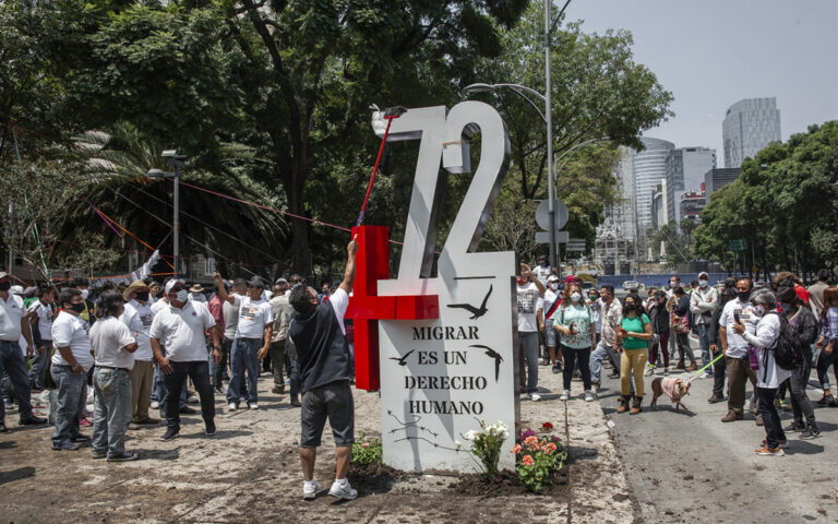 IMAGEN DEL DÍA | Siembran antimonumento por los 72 de San Fernando