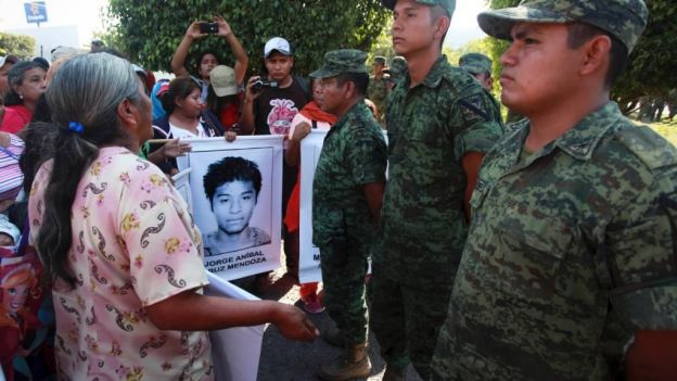 Ayotzinapa: Celebran aprehensión de militar
