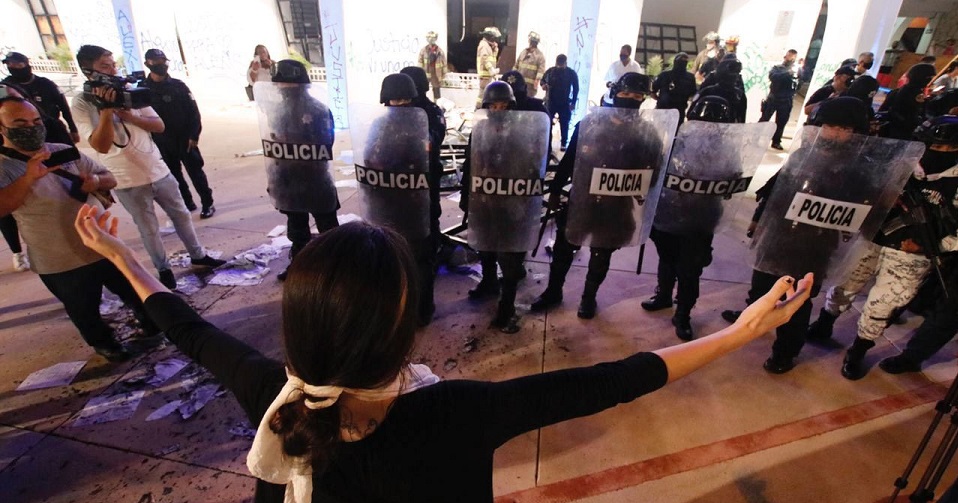 CANCÚN, QUINTANA ROO, 09NOVIEMBRE2020.- Mujeres protestaron por el feminicidio de Bianca Alejandrina, las inconformes realizaron pintas en el edificio del gobierno local pero fueron agredidas por policías que salieron del lugar haciendo disparos al aire, se habla de una persona herida, varias de las manifestantes fueron detenidas.
FOTO: ELIZABETH RUIZ/CUARTOSCURO.COM