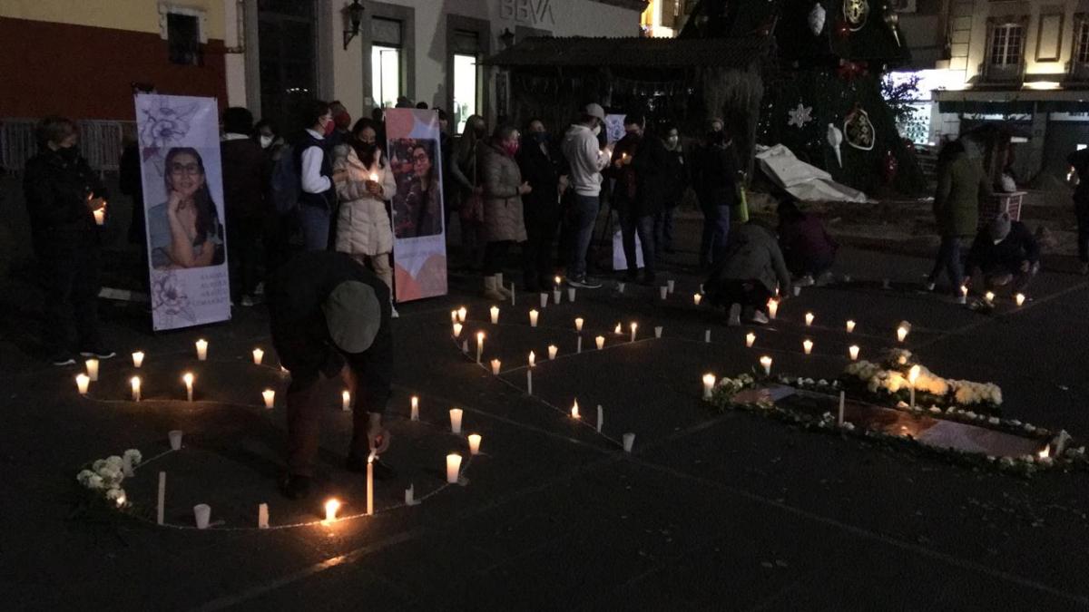 IMAGEN DEL DÍA | Con velas y flores, así exigieron justicia para Samara en Xalapa