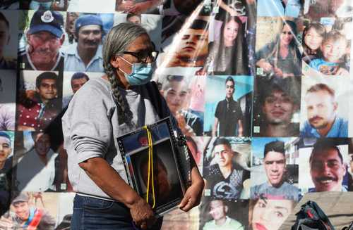 IMAGEN DEL DÍA | Acuden familiares de desaparecidos a morgue del IJCF en Guadalajara