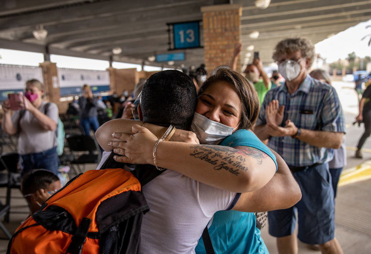 IMAGEN DEL DÍA | Migrantes dejan campamento en Matamoros e ingresan a EEUU