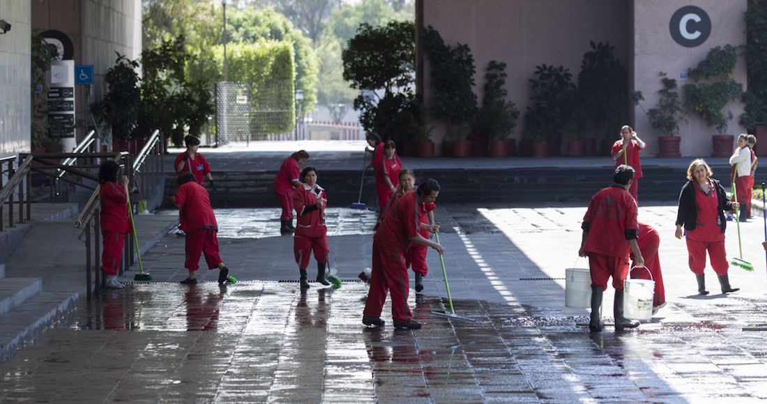 MÉXICO, D.F., 24NOVIEMBRE2012.- Trabajadores de outsourcing realizan labores de limpieza en el patio central del Palacio Legislativo de San Lazaro.
FOTO: RODOLFO ANGULO /CUARTOSCURO.COM