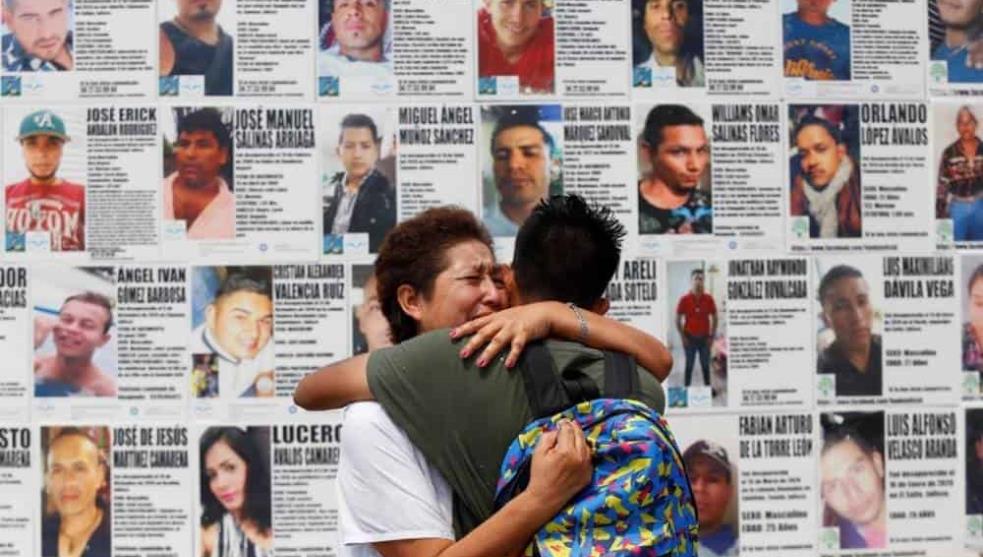 IMAGEN DEL DÍA | Familiares de desaparecidos pegan losetas con imágenes en Jalisco