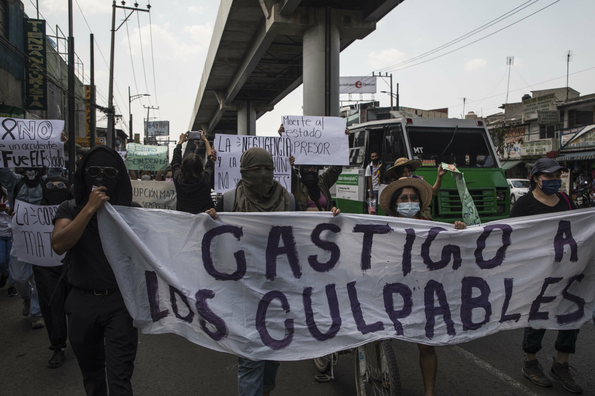 IMAGEN DEL DÍA | Protestan contra corrupción tras desplome en línea 12