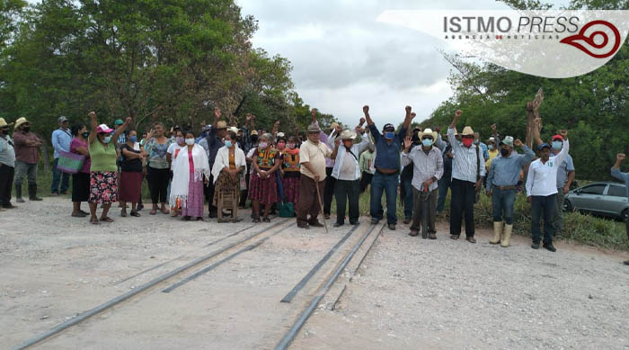 IMAGEN DEL DÍA | Pueblos y ejidatarios paran trabajos del tren transístmico en Oaxaca